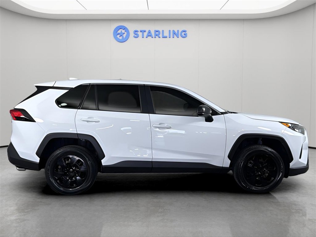 2022 Toyota RAV4 LE photo 9
