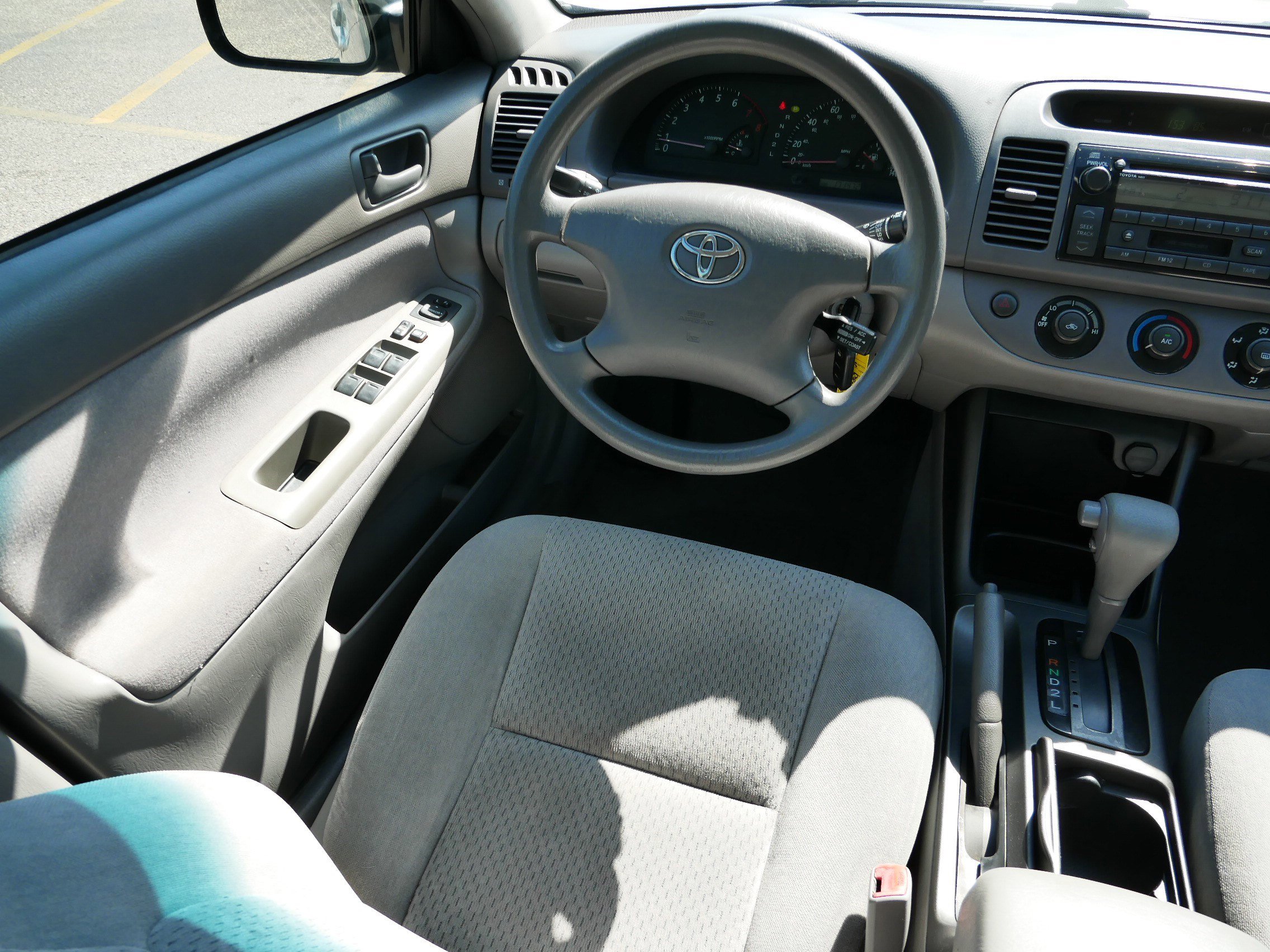 2004 Toyota Camry LE photo 9
