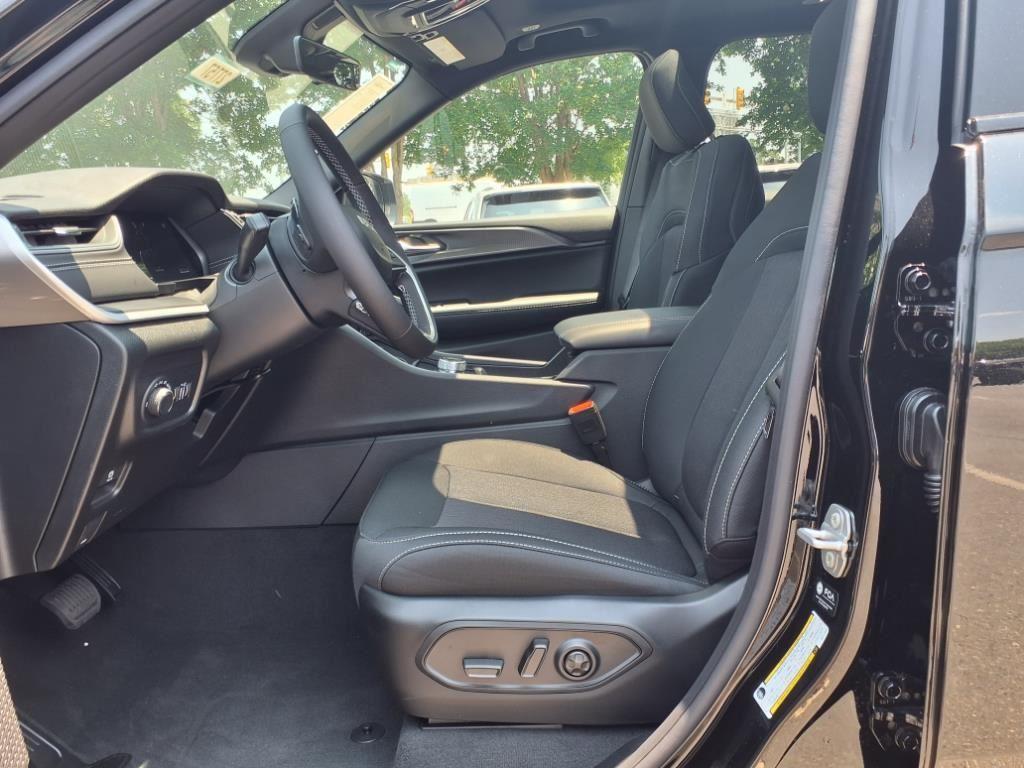 2025 Jeep Grand Cherokee Laredo X photo 3