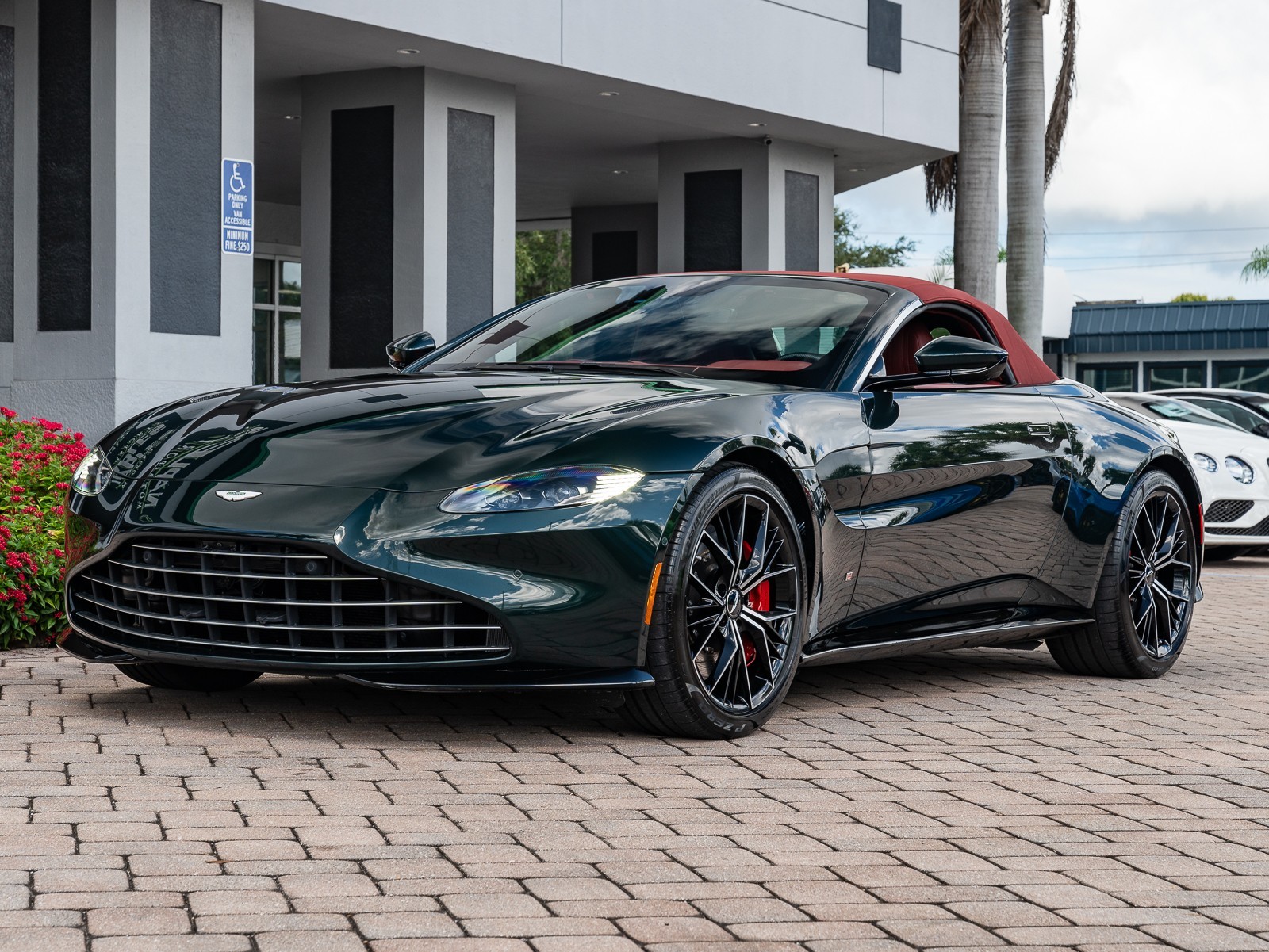 2021 Aston Martin Vantage photo 40