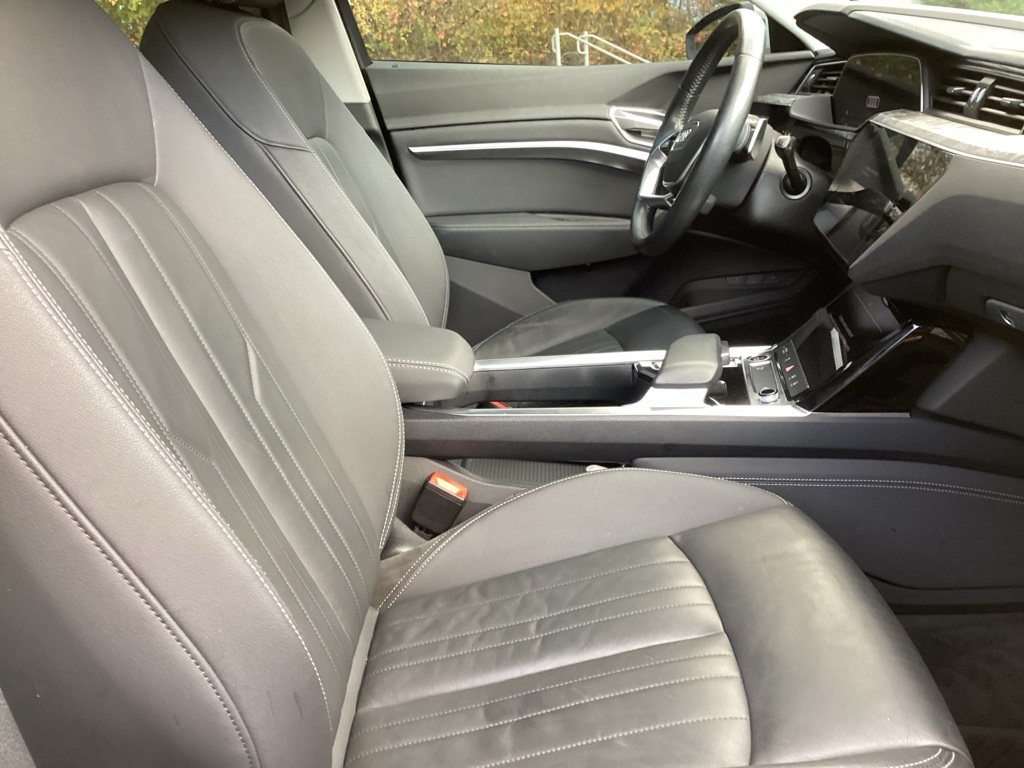 2021 Audi e-tron Premium photo 3