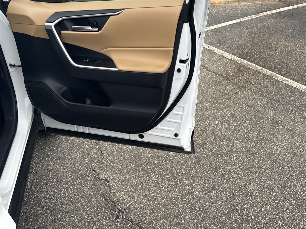 2019 Toyota RAV4 XLE Premium photo 14