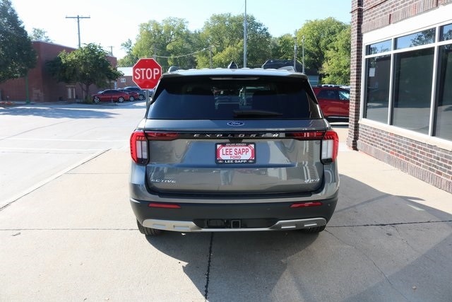 2025 Ford Explorer photo 4