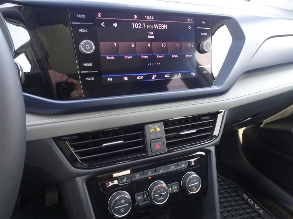 2024 Volkswagen Taos SE photo 16