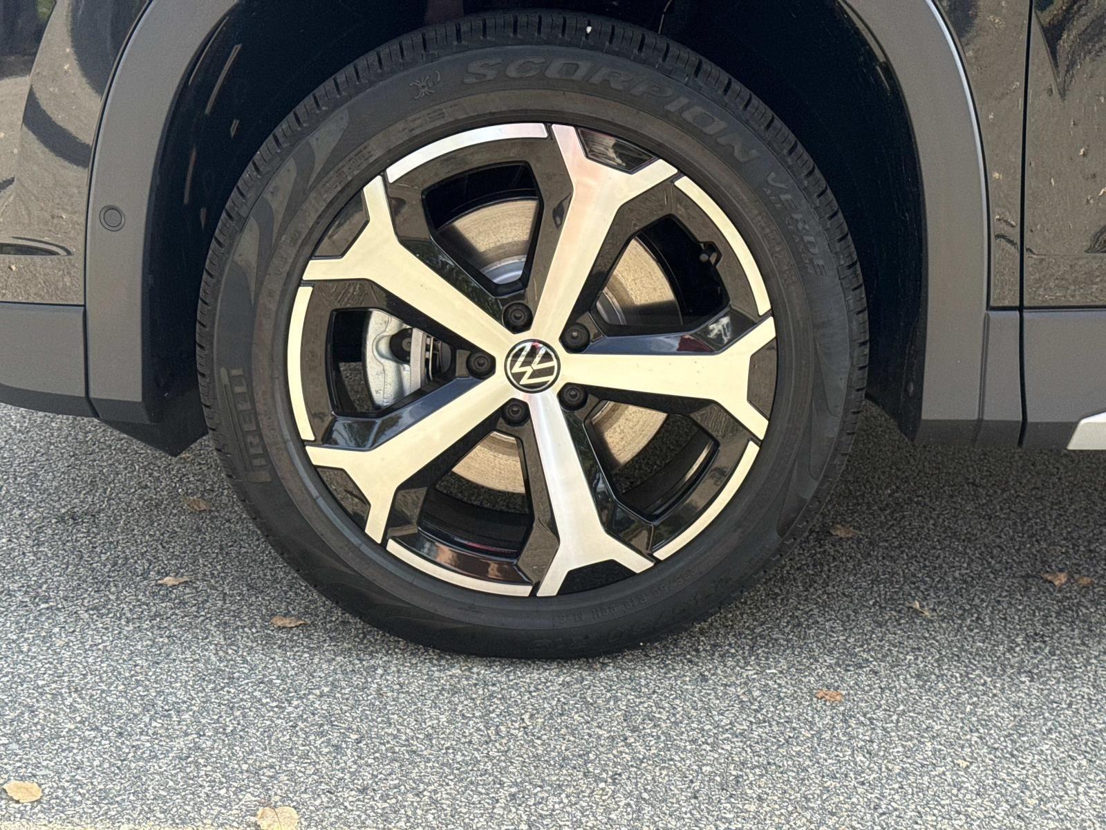 2025 Volkswagen Tiguan SE photo 2