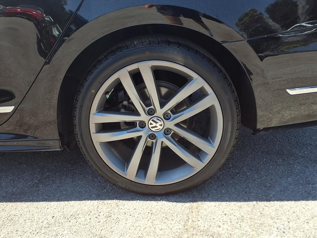 2016 Volkswagen Passat R-Line photo 3