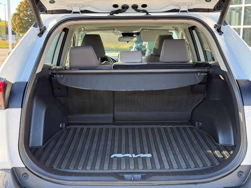 2022 Toyota RAV4 XLE photo 10