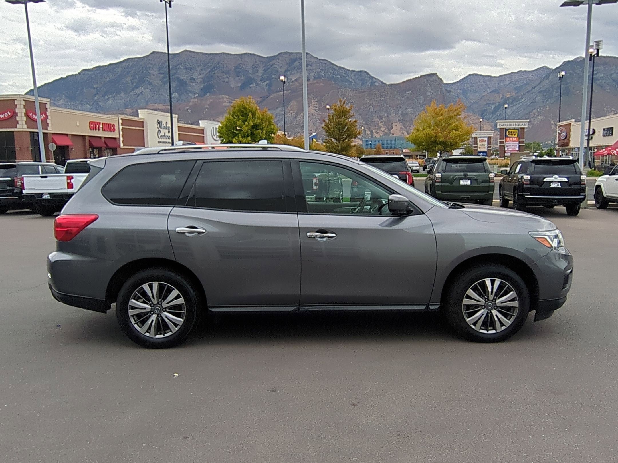 2019 Nissan Pathfinder SL photo 2