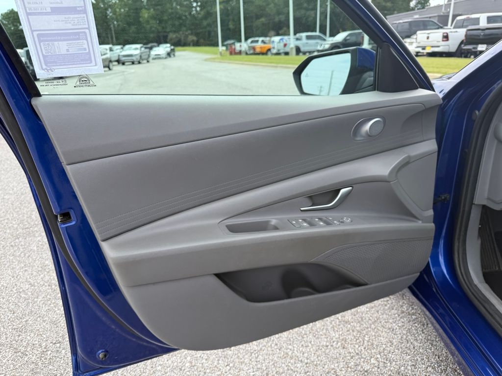 2022 Hyundai Elantra SEL photo 10