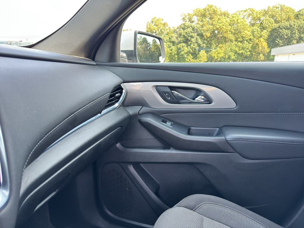 2022 Chevrolet Traverse Cloth photo 16