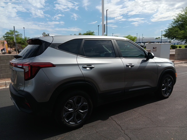 2024 Kia Seltos LX photo 3