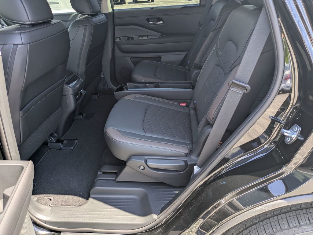 2025 Nissan Pathfinder Platinum photo 23