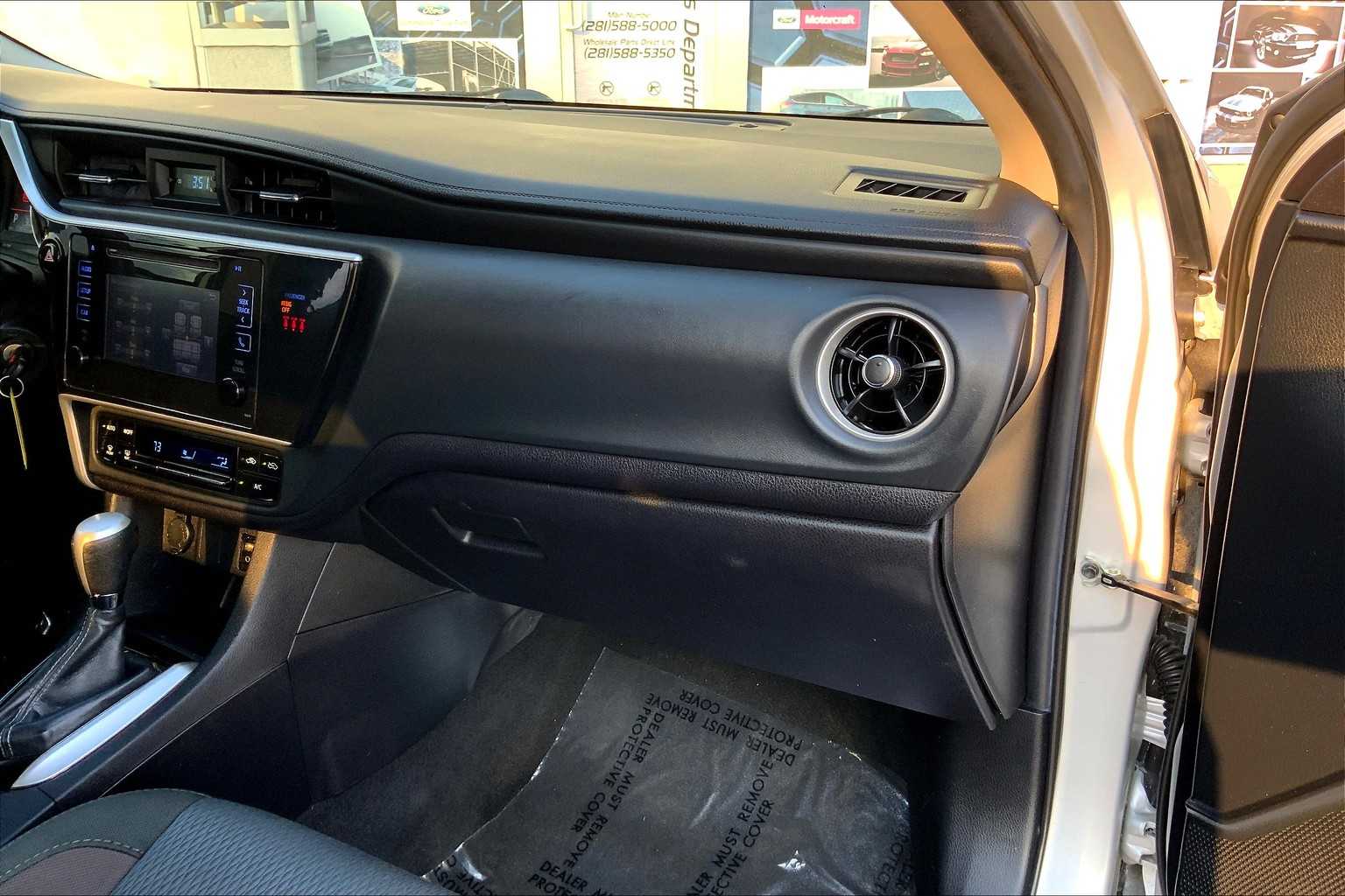 2019 Toyota Corolla LE photo 18