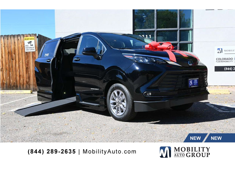 2025 Toyota Sienna XLE's photo