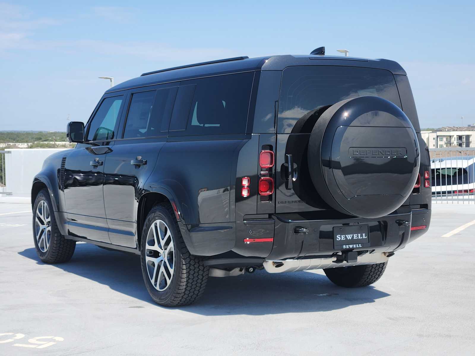 2025 Land Rover Defender 130 X-Dynamic SE photo 7