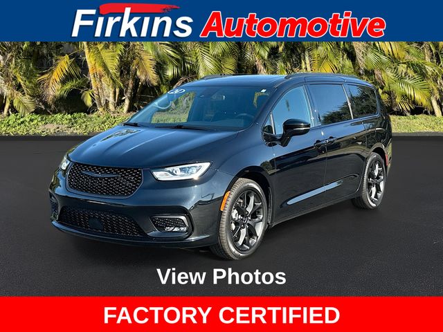 2024 Chrysler Pacifica Limited's photo