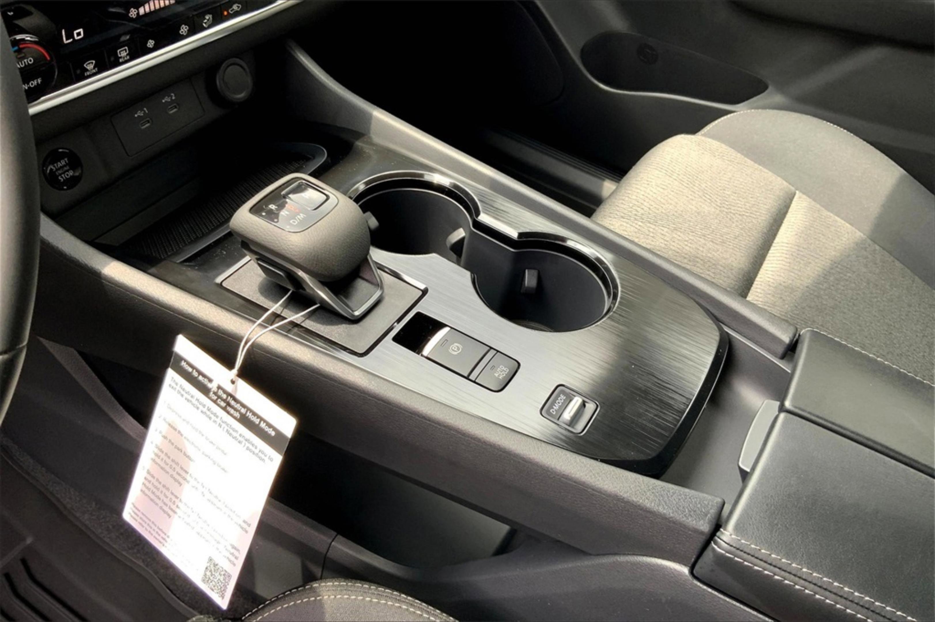 2025 Nissan Rogue SV photo 5