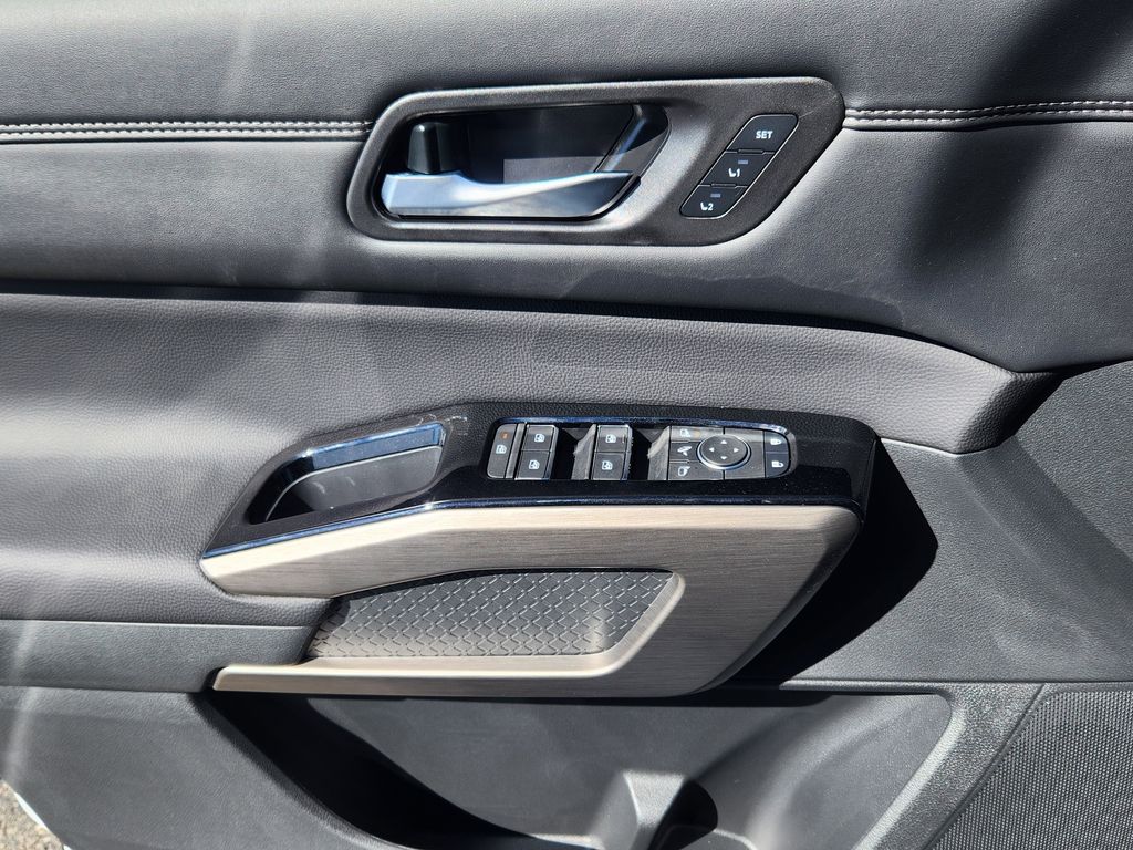 2025 Nissan Pathfinder Platinum photo 10