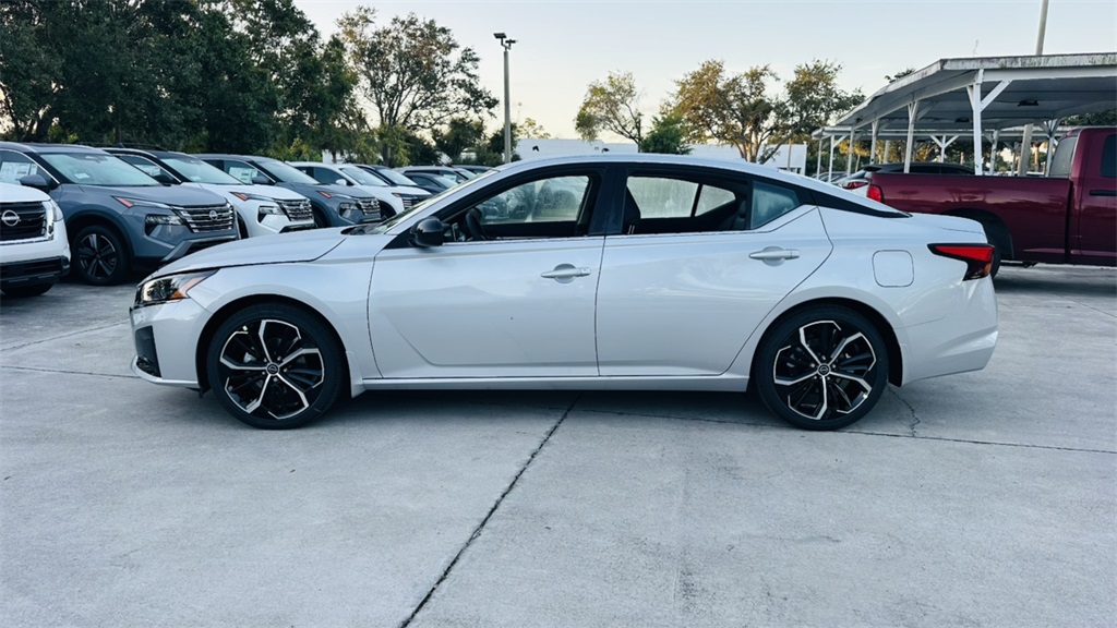 2025 Nissan Altima SR photo 4