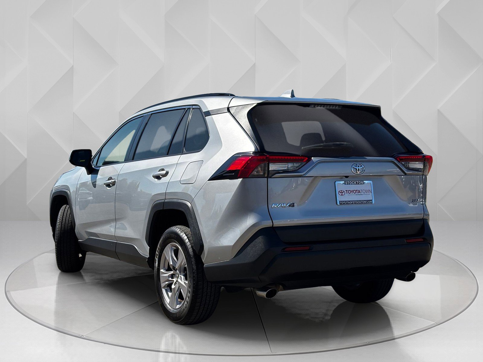 2022 Toyota RAV4 XLE photo 3