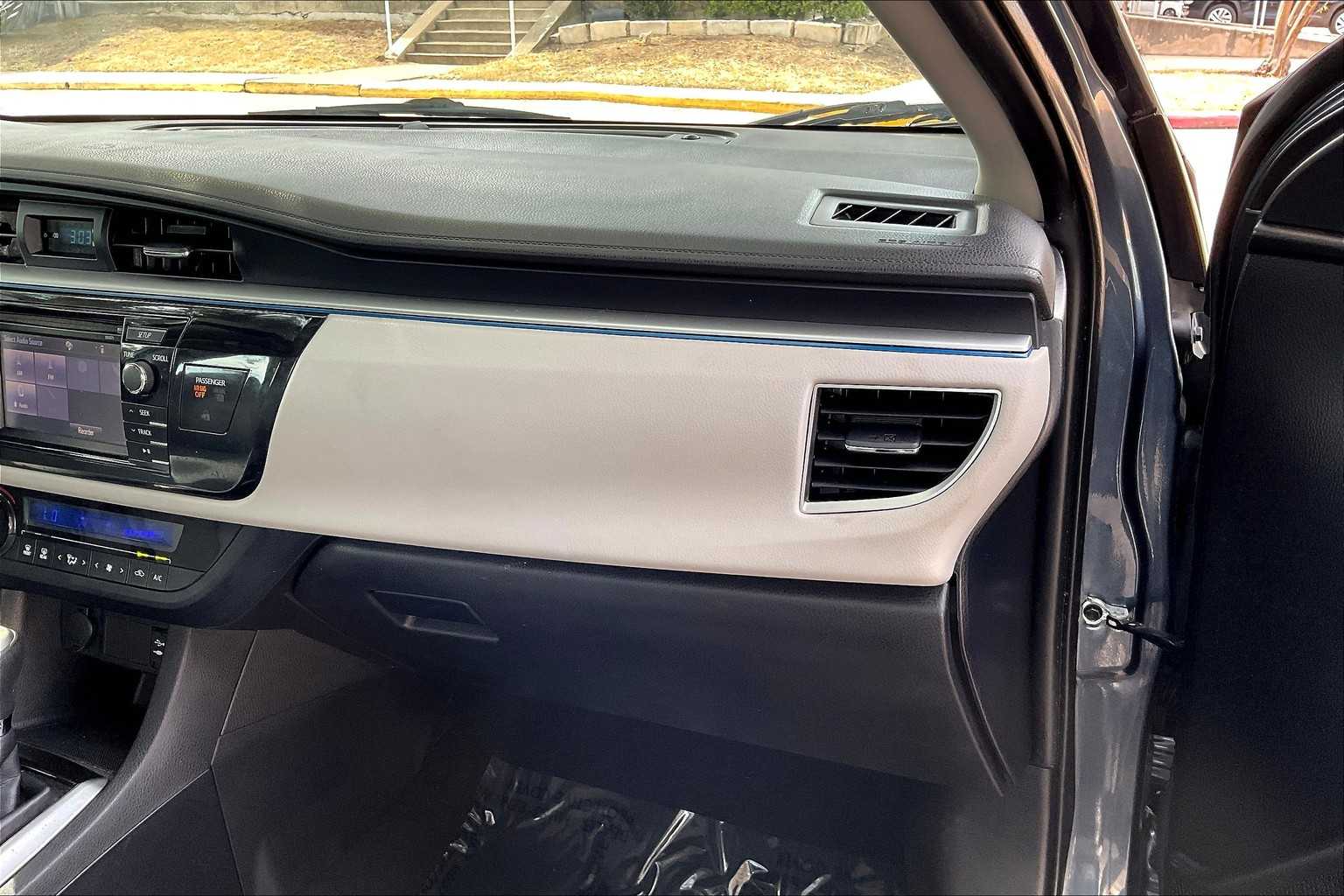 2016 Toyota Corolla LE photo 14