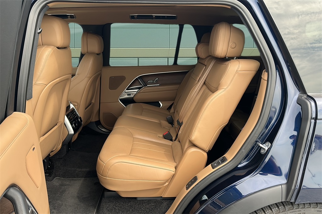 2023 Land Rover Range Rover SE photo 8