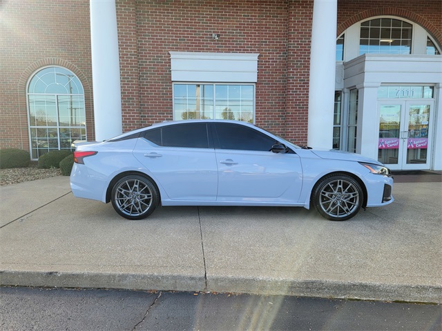 2023 Nissan Altima SR photo 4