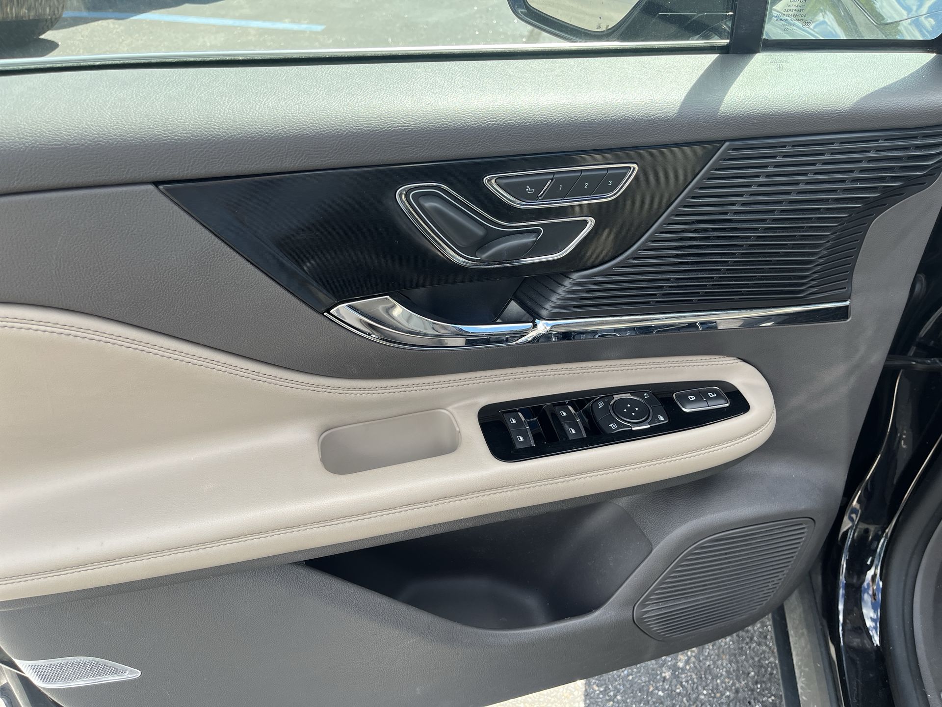 2022 Lincoln Corsair Standard photo 5