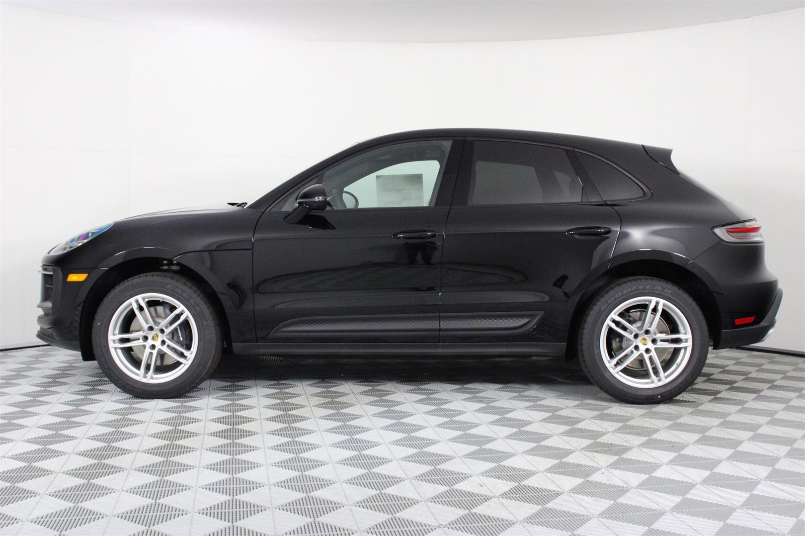 2025 Porsche Macan T photo 2