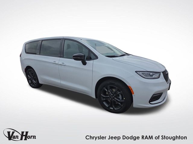 2026 Chrysler Pacifica Select's photo