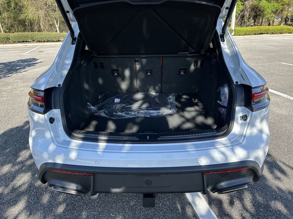 2025 Porsche Macan Base photo 27