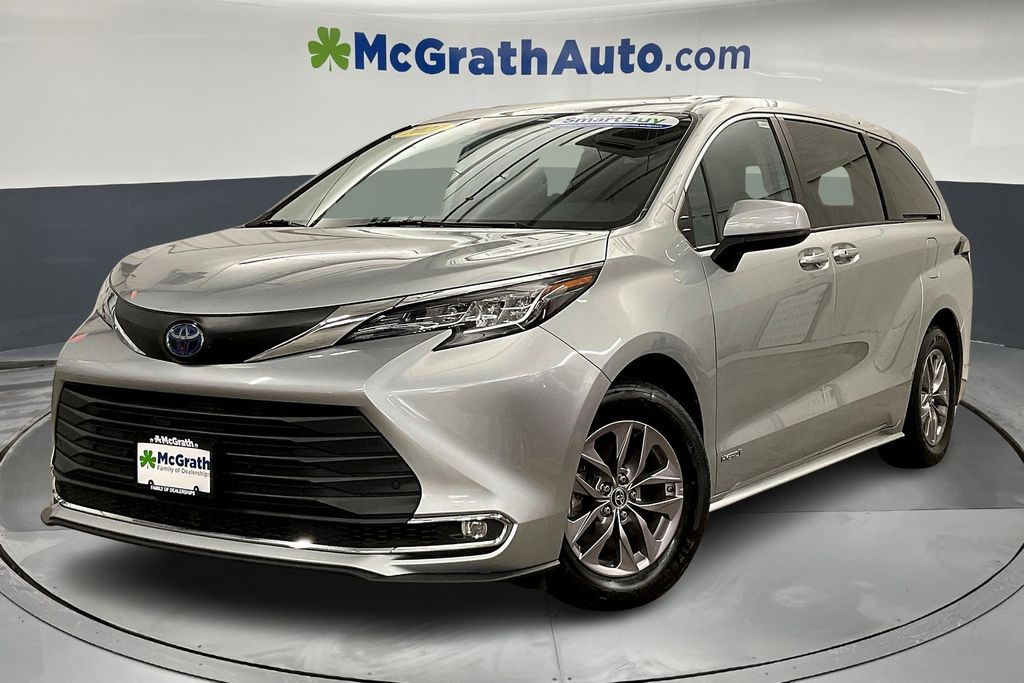 2021 Toyota Sienna XLE photo 2
