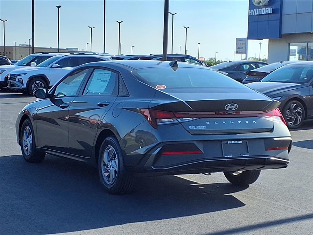 2025 Hyundai Elantra SE photo 9