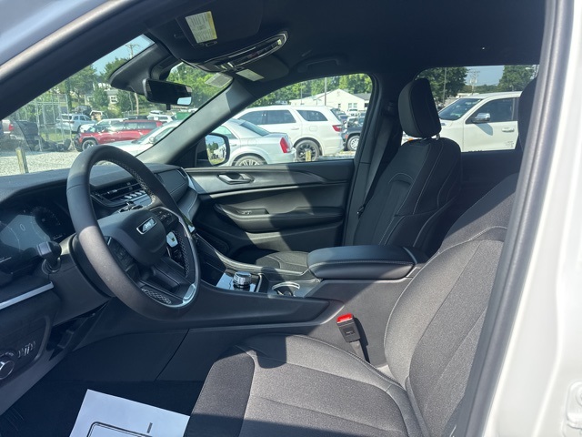 2025 Jeep Grand Cherokee Laredo photo 13