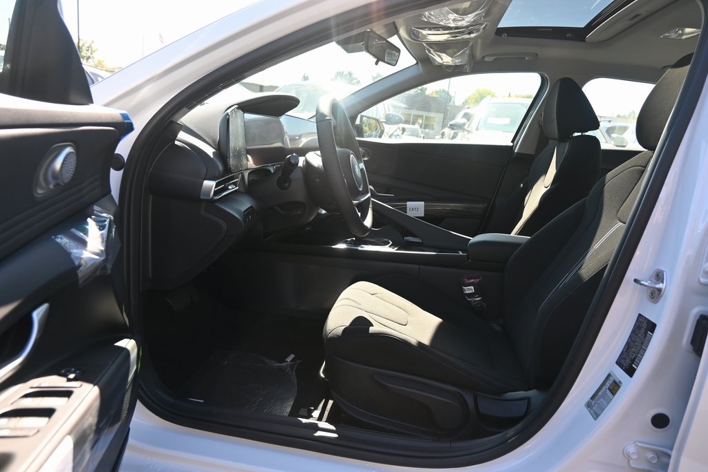 2025 Hyundai Elantra SEL Convenience photo 10
