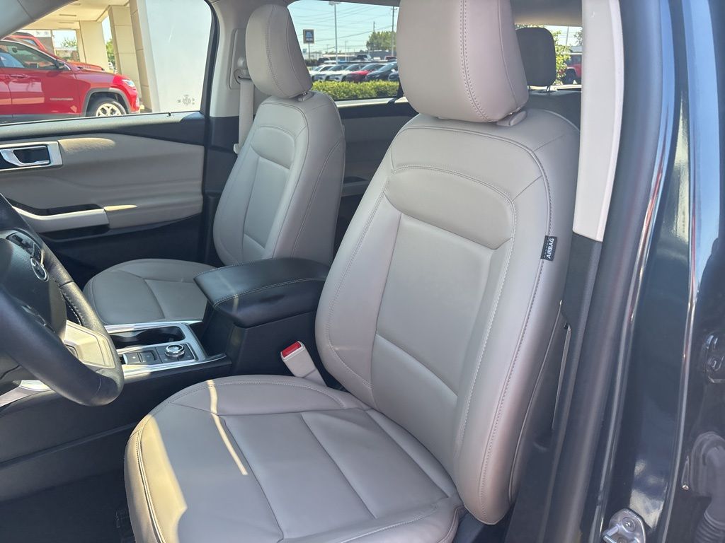 2023 Ford Explorer XLT photo 21