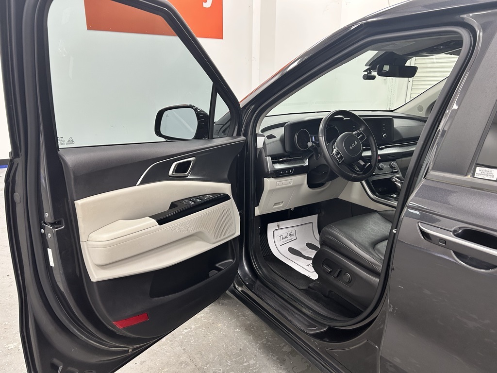2024 Kia Carnival LX photo 9