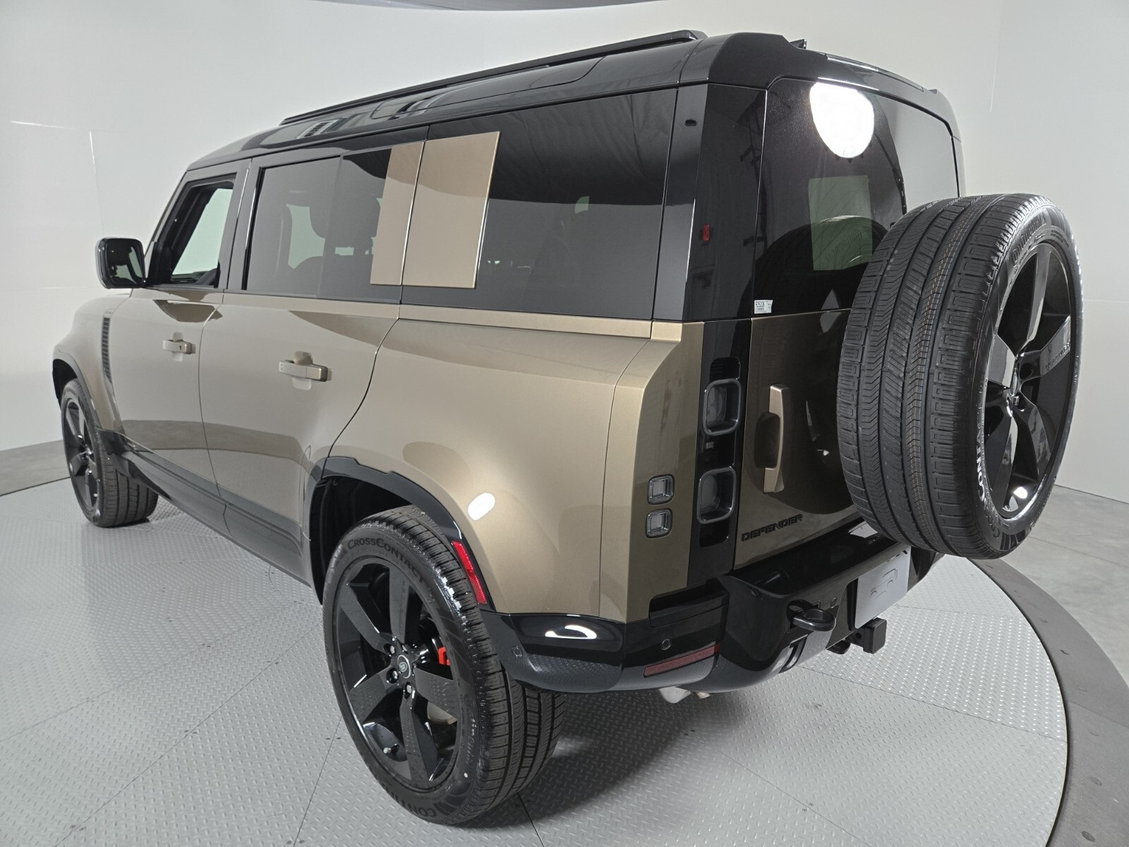 2025 Land Rover Defender 110 photo 14