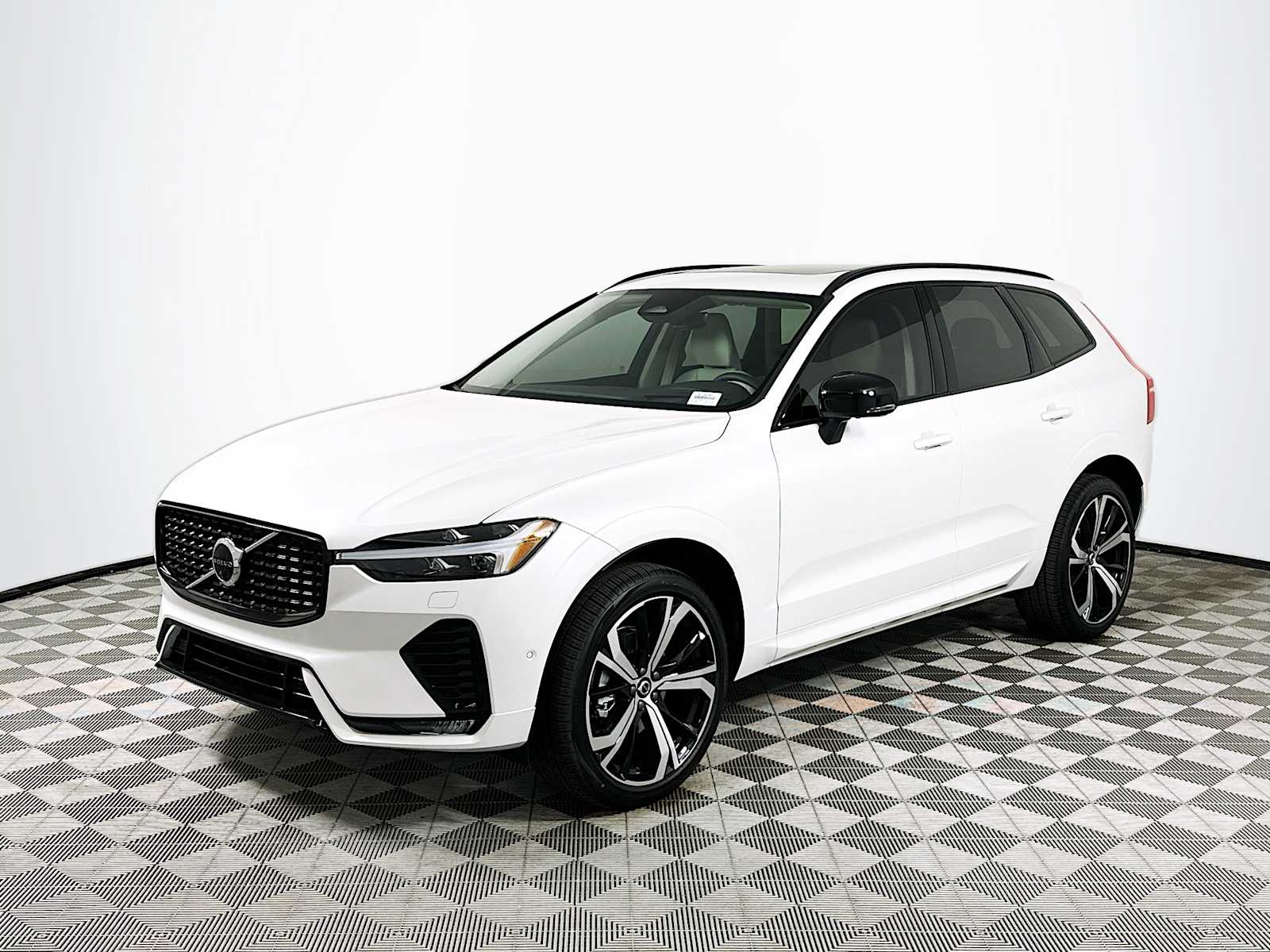 2025 Volvo XC60 photo 3