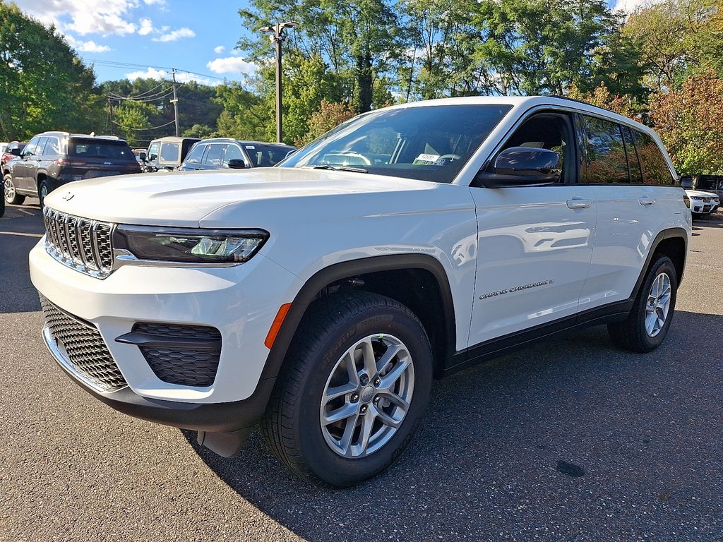 2025 Jeep Grand Cherokee Laredo X photo 2