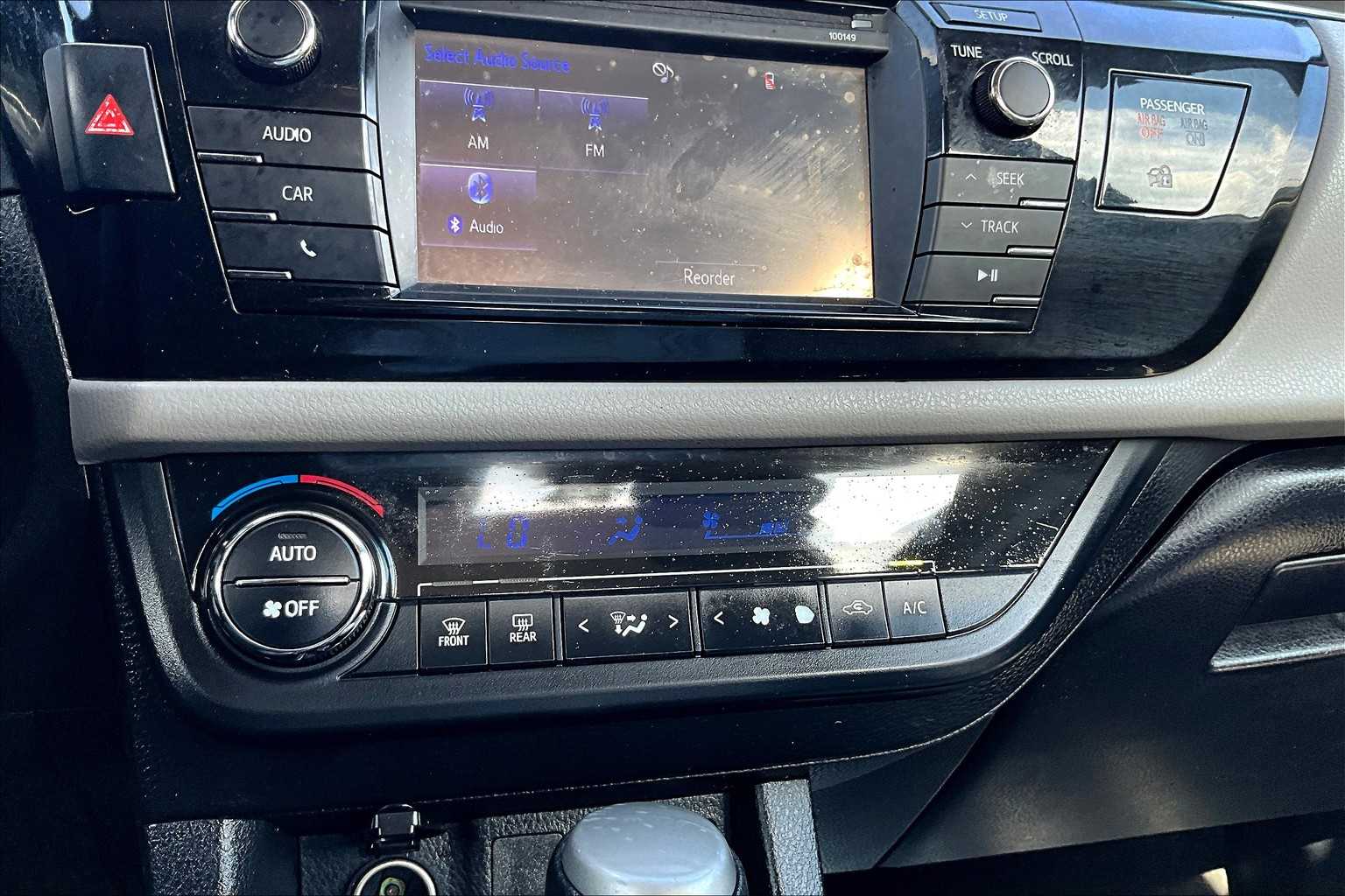 2014 Toyota Corolla LE photo 29