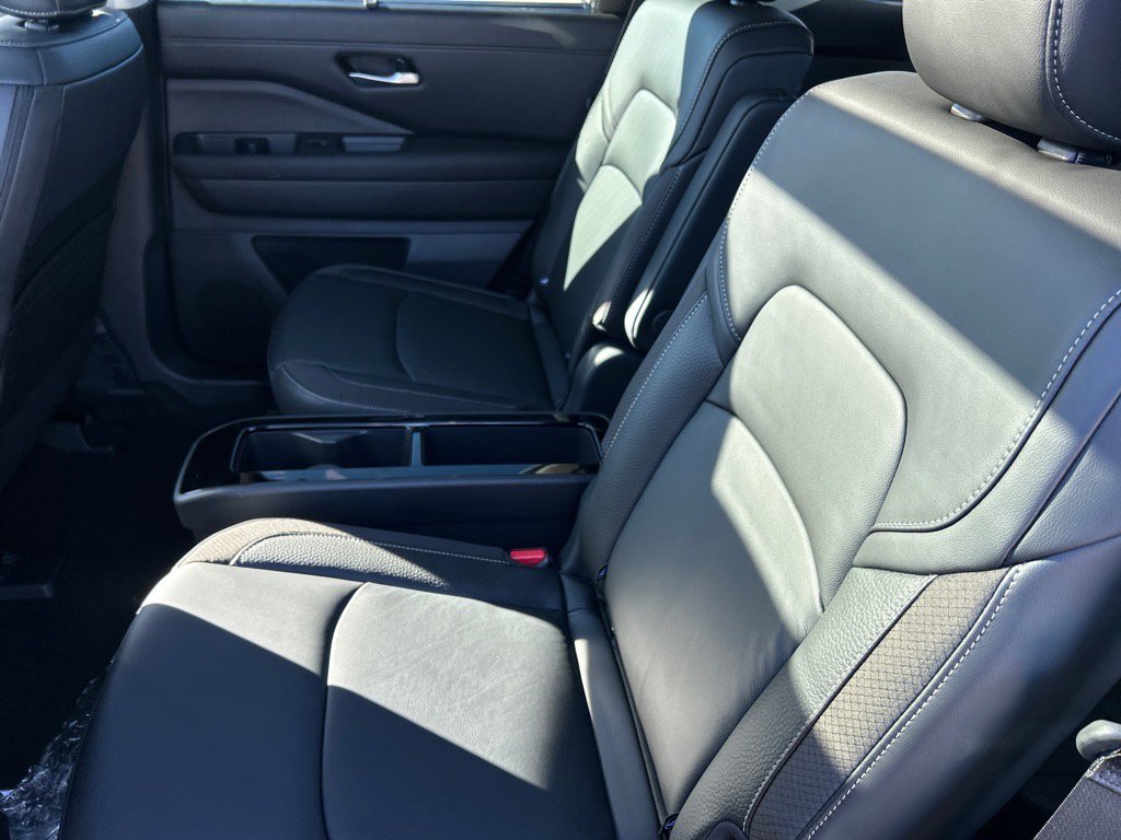 2025 Nissan Pathfinder SL photo 3