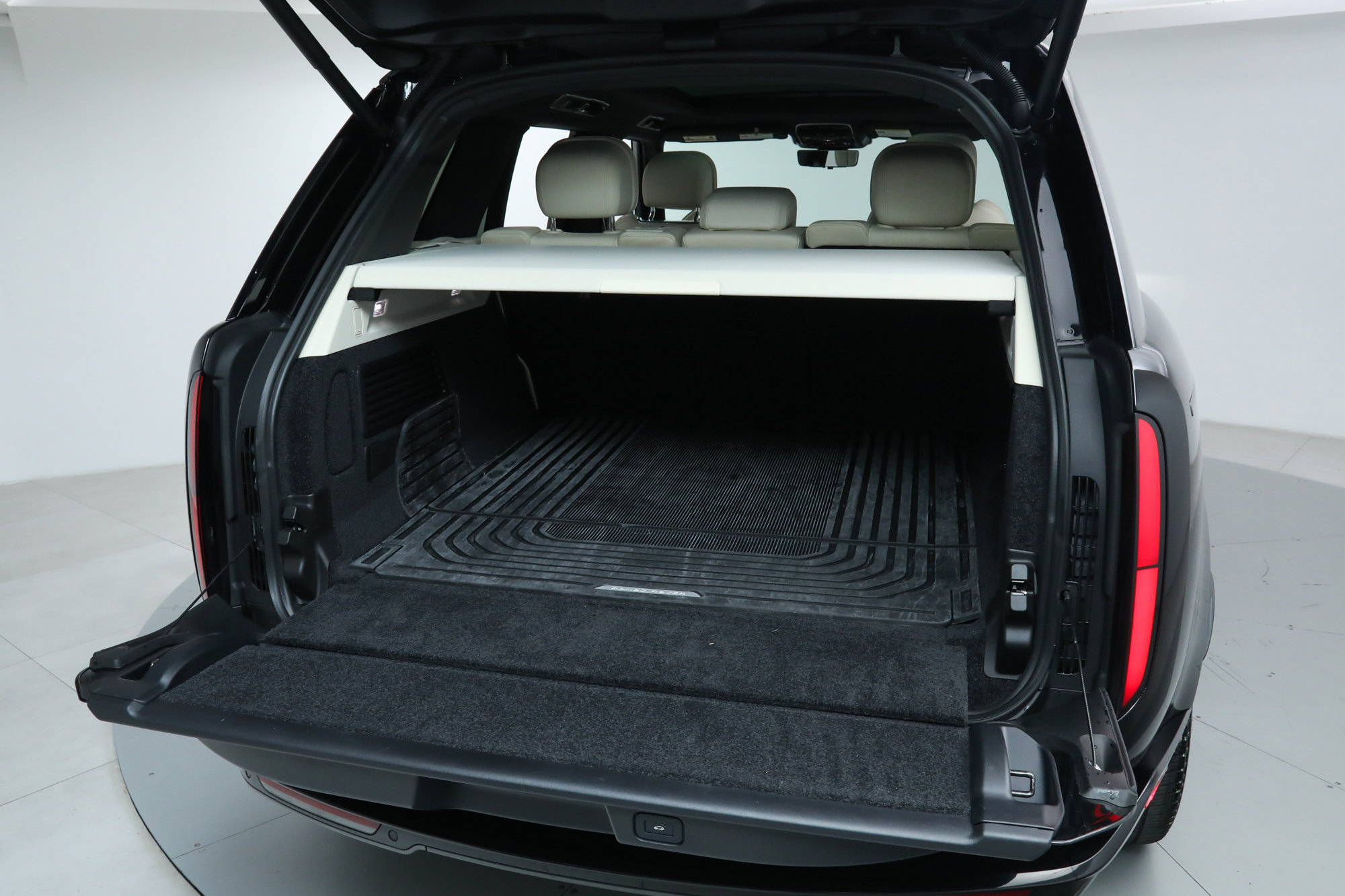 2024 Land Rover Range Rover SE photo 18