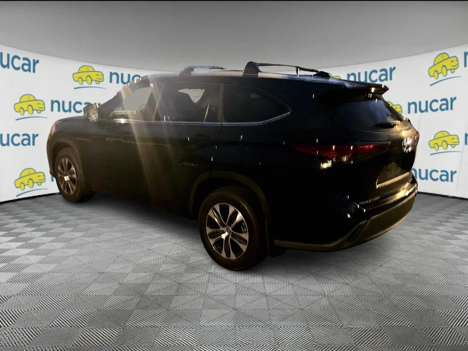 2023 Toyota Highlander XLE photo 2