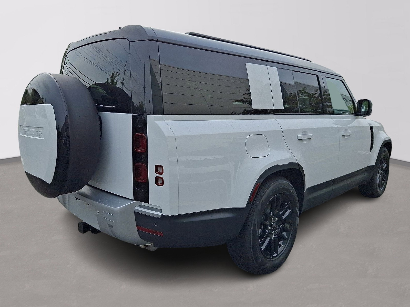 2025 Land Rover Defender 130 S photo 2
