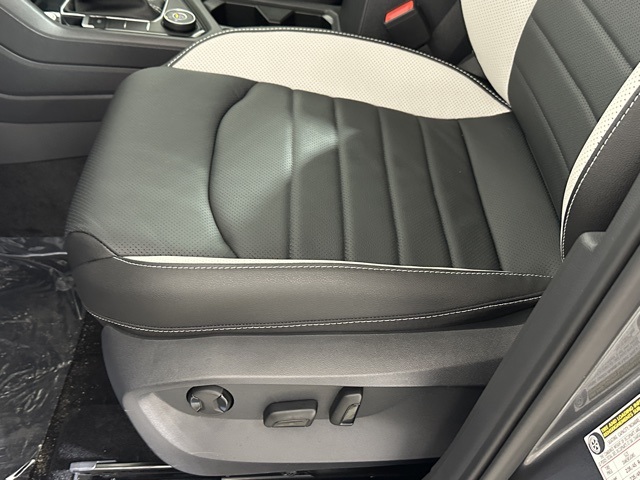 2025 Volkswagen Taos SEL photo 15