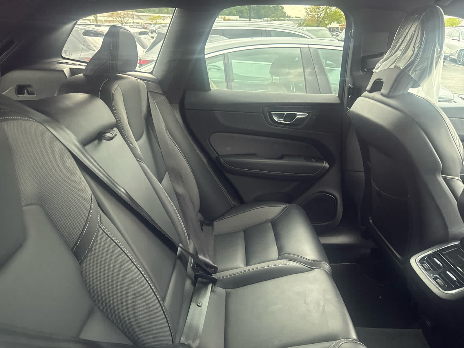 2022 Volvo XC60 R-Design photo 8