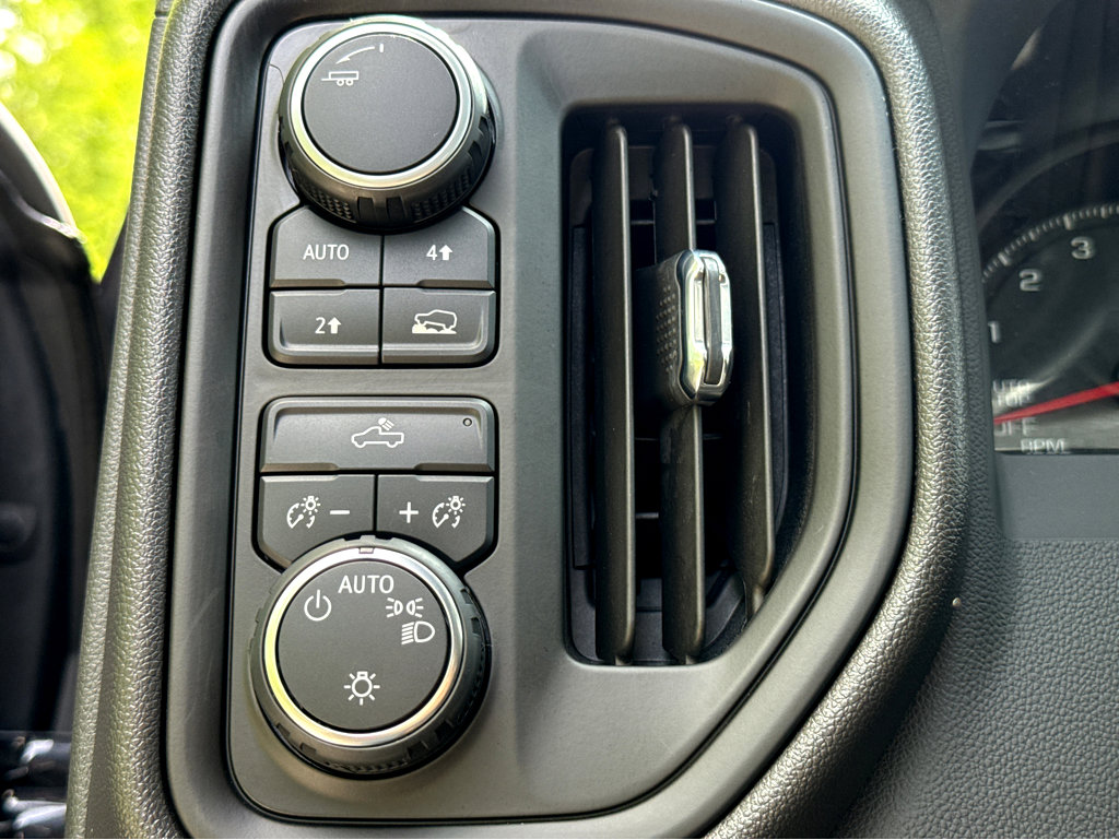 2023 Chevrolet Silverado 1500 Custom photo 13