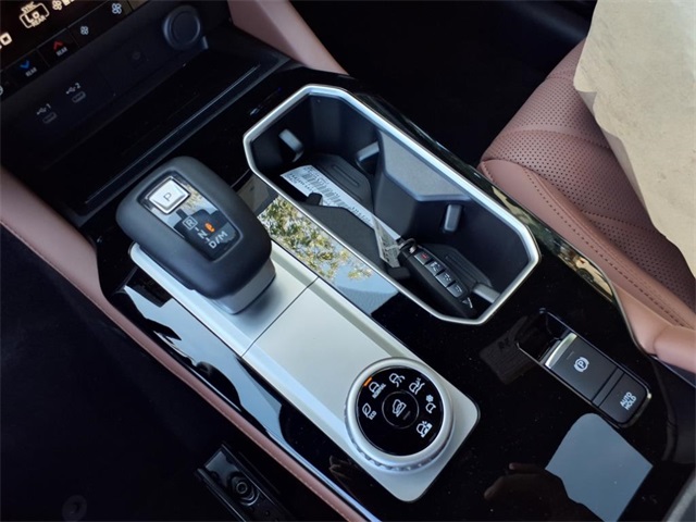 2025 Mitsubishi Outlander SEL photo 12