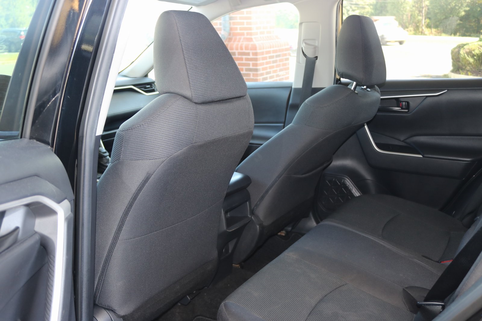 2021 Toyota RAV4 LE photo 19